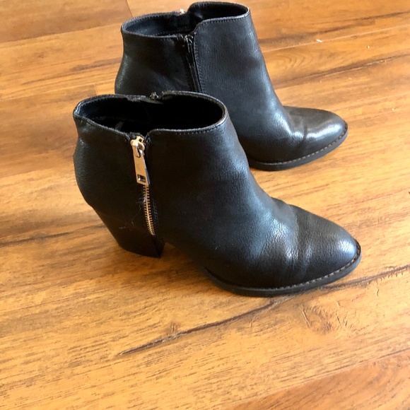 Express Shoes - 🔥 Express® Black ankle boot/ bootie size 9